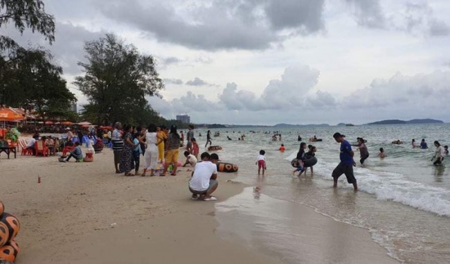Holidaymakers enjoying the beach at Sihanoukville in Cambodia last week. KT/Pann Rachana